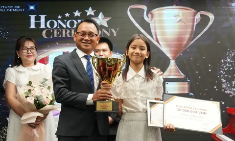 Cô bé 11 tuổi giành cúp vô địch cuộc thi piano quốc tế