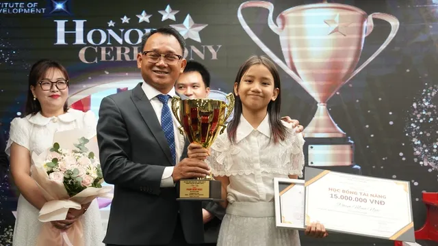 Cô bé 11 tuổi giành cúp vô địch cuộc thi piano quốc tế